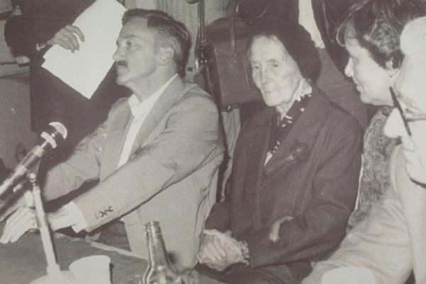 Guillermo Estévez Boero junto a Alicia Moreau de Justo